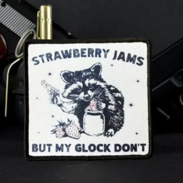 Imagem de Remendo guaxinins comendo geleia de morango, adesivos engraçados de meme, remendo tático de moral militar com gancho de fixador, acessórios fofos para mochilas, coletes, jaquetas, jeans, chapéus