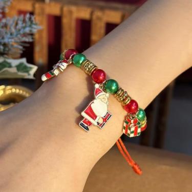 Imagem de Pulseiras de Natal empilhadas, berloques de Natal, contas, presentes, decorações de árvores, roupas femininas