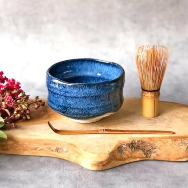 Imagem de TAKEMI Conjunto de tigelas Matcha japonesas tradicionais, Mino Ware Chawan feito à mão com batedor e colher de bambu, coleção de cerimônia de chá de cerâmica, vidrado azul e branco (mar profundo (azul