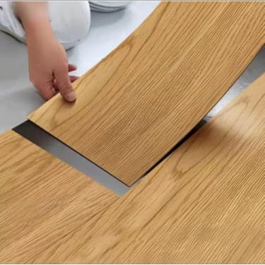 Imagem de Painel Vinílico Autocolante para Piso, Revestimento em MDF com Acabamento Madeira, Lavável, 45x11cm, 100 Placas