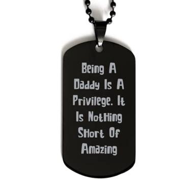 Imagem de SpreadPassion Being A Daddy is A Privillege. It is Nothing Short of Black Dog Tag, Daddy Gift da Son, Best Gravada Colar com Pingente para o Pai