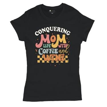 Imagem de Camiseta feminina Conquering Mom Life with Coffee and Wine na moda maternidade parentalidade família futebol Mama #Momlife, Preto, GG