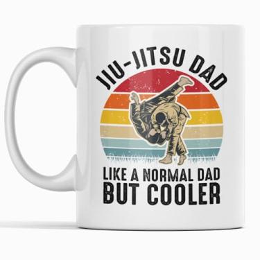 Imagem de Perfect Printables Caneca de café Jiu Jitsu Dad Presente, Copo de Jiujitsu Brasileiro Presente para o Dia dos Pais, Like a Regular Dad But Way Cooler (325 ml)