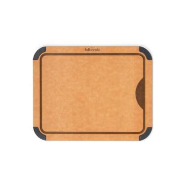 Imagem de Full Circle Tábua de corte Chop To It Everyday – Média 28 x 35,5 cm – Pode ser lavada na lava-louças, reversível e leve, papel kraft naturalmente colado, pés antiderrapantes com sulco de suco