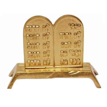 Imagem de Tábua Da Lei Em Metal Dourada Com Escritas Em Hebraico