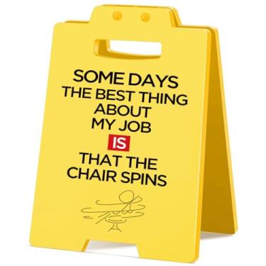 Imagem de Placa engraçada de decoração de mesa de escritório Some Days the Best Thing About My Job Is That the Chair Spins Placa decorativa de mesa presentes de humor para colegas de trabalho - amarelo