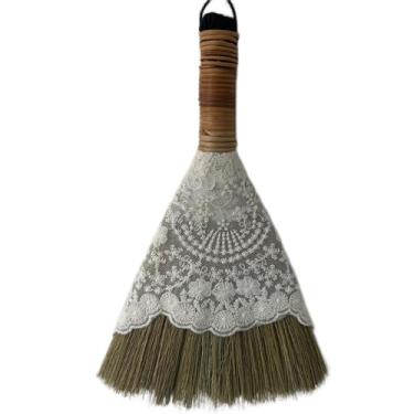 Imagem de RISEON Escova de vassoura pequena feita à mão, vassoura de mão tradicional resistente de palha para limpeza de milho para área de mesa, decoração de renda
