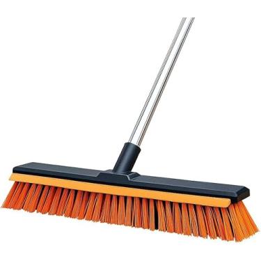 Imagem de Vassoura externa de 48 cm com cabo longo de 132 cm e rodo de borracha, vassoura de pressão para pisos de cimento e pátios, vassoura de empurrar cerdas rígidas resistentes para limpeza de garagem