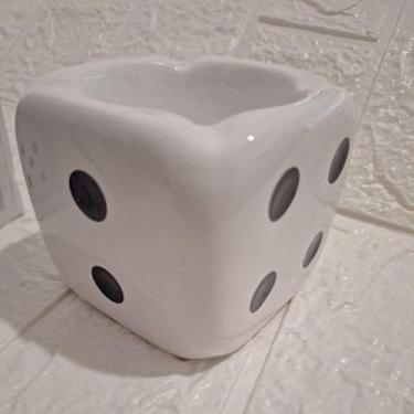 Imagem de Cinzeiro Diferente em Formato de Dado Preto (7,5x9cm) - Criativo, Discreto e Compacto para Casa, Escritório e Ambientes Pequenos (Branco)