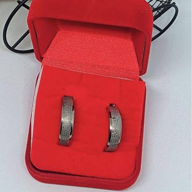 Imagem de Par de Aliança Compromisso Oração Pai Nosso em Português Aço Inox 316L Prata + Caixa Estojo Veludo Caixinha porta jóia