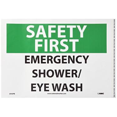 Imagem de NMC Placa SF45PB OSHA, legenda "SAFETY FIRST - EMERGENCY SHOWER/EYE WASH", 35,5 cm de comprimento x 25,4 cm de altura, vinil sensível à pressão, preto/verde em branco