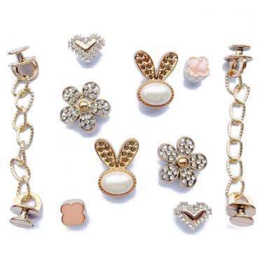 Imagem de LONGMUU Berloques de sapatos Bling Gems para tamancos – Sandálias de strass brilhantes decorações com flores e borboletas – Pulseiras DIY acessórios para meninas e mulheres, Plástico, Sem Pedra