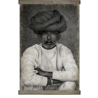 Imagem de Cruiser's Caché "Thinking Man-Mumbai India" Paper Scroll Wall Artwork. Impresso em papel reciclado, postes de rolagem de madeira recuperada. 61 cm x 91 cm