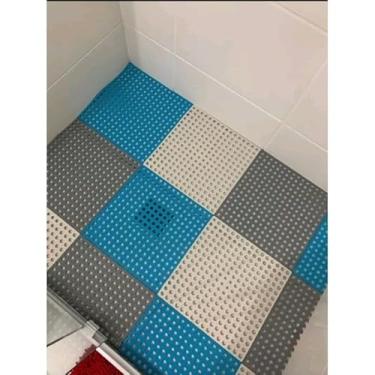 Imagem de Tapete Modular Banheiro Antiderrapante 30x30cm – 6 Unidades para Box Chuveiro Sauna e Piscina (CINZA, BRANCO E AZUL)
