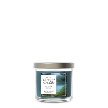 Imagem de Yankee Candle Bayside Cedar Perfumado, Assinatura 122 g Pequena Vela de Pavio Única, Mais de 20 horas de tempo de queima