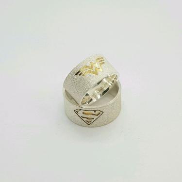 Imagem de PAR DE ALIANÇAS DE PRATA 8MM DE NAMORO SUPER MAN E MULHER MARAVILHA