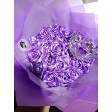 Imagem de Buquê de Rosas Eternas de Cetim c/Coroa (20 Rosas+ Coroa e MSG)