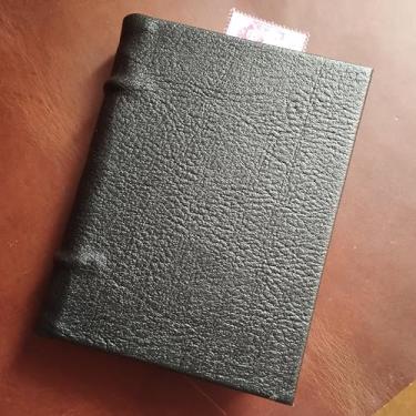 Imagem de Grimório A6 Artesanal em Couro Preto, 320 Páginas, Capa Dura, Diário para Anotações