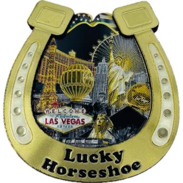 Imagem de Ímã de ferradura dourado de lembrança de Las Vegas, design decorativo de metal com horizonte da cidade, ímã de geladeira com tema da sorte
