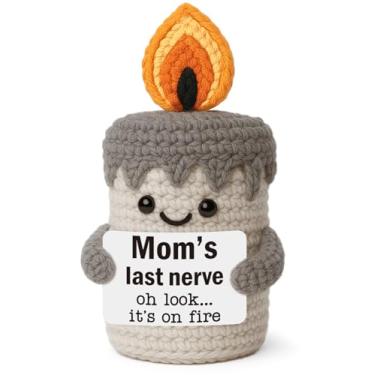 Imagem de YUEYUQIU Presentes engraçados de Natal para mãe de filha e filho – meias de Natal para mães, aniversário de dia das mães para novas mães – Vela de crochê feita à mão para o último nervo da mãe