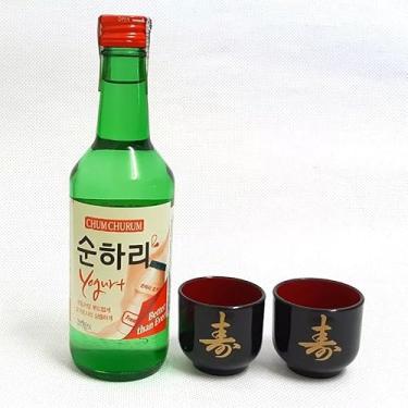 Imagem de 01 Bebida Alcoólica Soju Coreano com Sabor (Morango, Pêssego, Uva, Toranja, Yogurt, Ameixa, Blueberry) + 02 Copo Guinomi (Copo Ideograma (Kotobuki), Yogurt (Yakult))