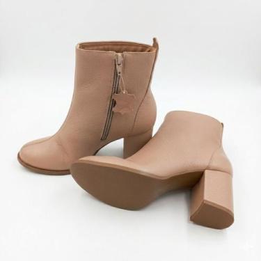 Imagem de Bota Feminina Couro Legítimo Nude Bico Redondo Salto Grosso Cor:NudeTa