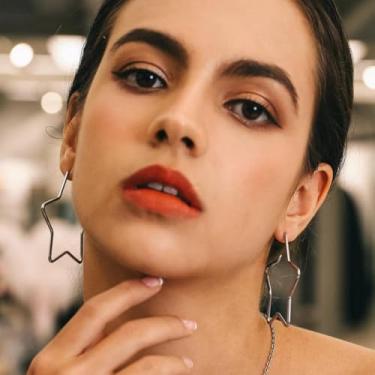 Imagem de Um par de brincos boêmios em forma de estrela, argolas douradas, clipe vazado, pentagrama, brincos de fio de aço inoxidável para mulheres