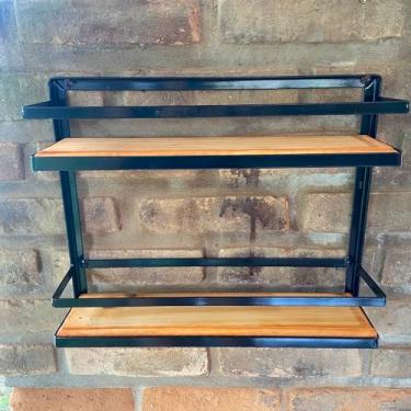 Imagem de Prateleira Industrial de Parede, 2 Andares, Madeira Natural e Metal Preto, Estilo Rústico Moderno, Suporte para Decoração e Organização