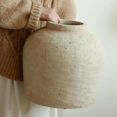 Imagem de Vaso de cerâmica grande, vaso rústico de terracota de fazenda de 28 cm para decoração de casa, vaso de flores decorativo de artesanato para sala de estar, mesa de centro de mesa, quarto (bege áspero)