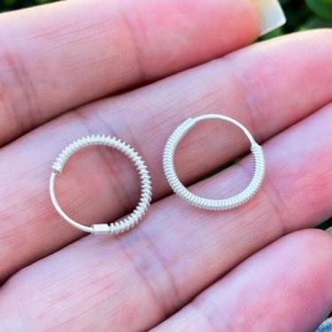 Imagem de Brinco Argola Unissex Detalhada Prata 925 - Atraktiva Joias, 1,4cm