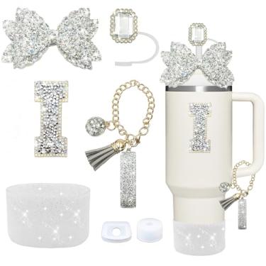Imagem de Conjunto de acessórios para copos Stanley de prata, 7 peças, decorações de iniciais para Stanley Cup 850 g/1,134 g, inclui tampa de canudo de joia, tampa à prova de derramamento, pingente de alça