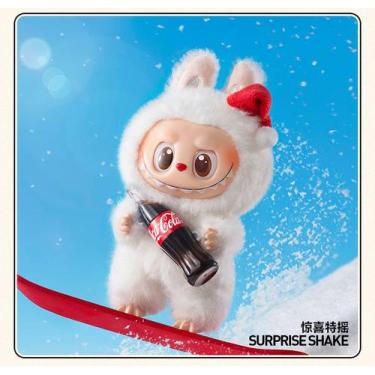 Imagem de Boneca Popmart Labubu com garrafa de coca - Gulin Aoao