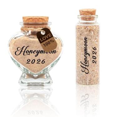 Imagem de 2 frascos de lembrança de areia de lua de mel 2026 garrafas de areia em forma de coração garrafas de vidro de lembrança frascos decorativos chá de panela presentes de noivado para ela homem mulheres
