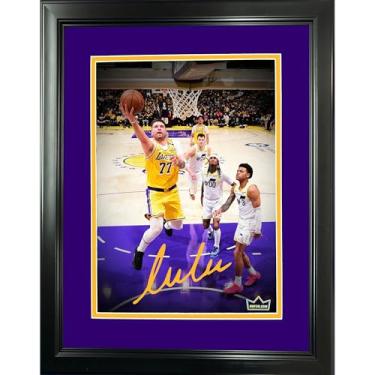 Imagem de Quadro Luka Doncic Debut Fac-símile Gravação a Laser Assinatura Auto 28 x 35 cm Basketball Photo HOFSM Holo