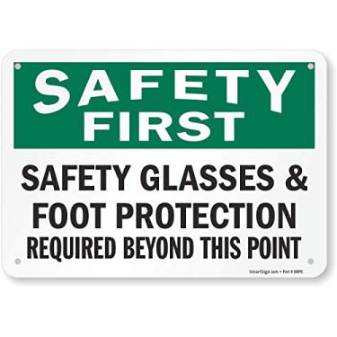 Imagem de SmartSign Placa "Safety First - Safety Glasses & Foot Protection Required Beyond This Point" | Alumínio de 17,8 cm x 25,4 cm