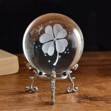 Imagem de vskikris Bola de cristal de trevo de quatro folhas da sorte - Enfeite de vidro 3D com base de metal, decoração de mesa para escritório e casa, ideia