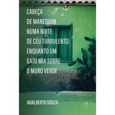 Imagem de Cabeça de manequim numa noite de céu turbulento enquanto um gato mia sobre o muro verde