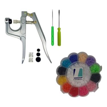 Imagem de Alicate Pressão Pregar Botão Ritas + Box 180 Botões Rita 12mm N°12 Com Estojo com Divisões Perfeito Para Iniciantes E Profissionais Conforto E Eficiência No Seu Trabalho Artesanal