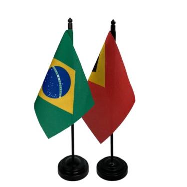 Imagem de Kit Bandeiras de Mesa Brasil e Timor-Leste, Base e Haste em Plástico Preto, Tecido Oxford, Uma Face