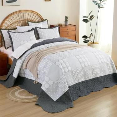 Imagem de Conjunto de colcha King extragrande, cinza escuro, 128 x 120, California King, com 2 fronhas, edredom requintado com bordado xadrez para todas as estações - cobertor leve caído no chão