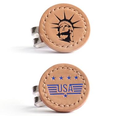 Imagem de Kumi Living Marcadores de bola de golfe feitos à mão para homens e mulheres em relevo com couro genuíno curtido vegetal presente para amantes de golfe, conjunto de 2, clipes de chapéu incluídos