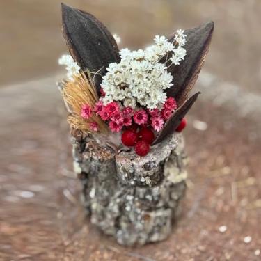 Imagem de Tronco Decorativo Rústico com Flores Sempre Vivas, 25 cm, Casca Natural, Arranjo Artesanal para Decoração (TRONCO-06)