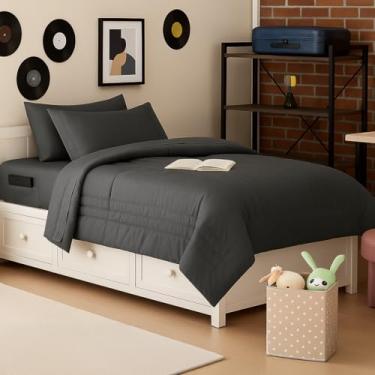 Imagem de Conjunto de edredom de solteiro listrado acolchoado – Conjunto elegante com edredom, protetor de colchão, conjunto de lençóis e fronhas — design listrado sofisticado para casa e quartos de hóspedes