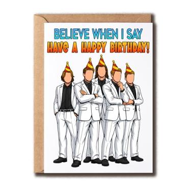 Imagem de Inspirado em Boy Band - Cartão de aniversário - Saudação engraçada - Arte de festa de terno branco - Cartão de aniversário em grupo - Tema de música retrô - Celebração única - Cultura pop peculiar