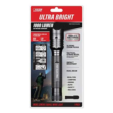 Imagem de Quando houver necessidade de uma lanterna, escolha uma lanterna tática Feit Electric 1000 Lumen LED ultra brilhante e de alto desempenho. Esta lanterna compacta e leve produz até 1000 lúmens de luz. Operando com 3 baterias de células C (NÃO INCLUÍDAS), pode durar até 49 horas na configuração de lúme