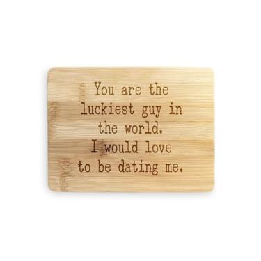 Imagem de Tábua de cortar homem, você é o cara mais sortudo do mundo, presente para o amante de homens, tábua de corte de bambu, ideia de presente de inauguração de casa, aniversário, ideia de presente de Natal