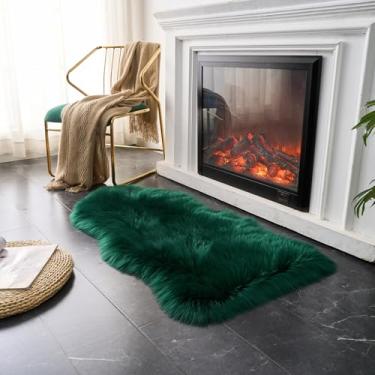 Imagem de EasyJoy Tapete felpudo ultramacio de pele sintética, capa de cadeira, tapete felpudo para quarto, chão, sofá, sala de estar (6 x 1,2 m, pele de carneiro, verde escuro)