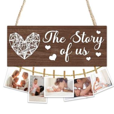Imagem de Moldura de madeira para pendurar fotos de família - The Story of Us - Decoração de quadro com 8 clipes para parede de casa - Presente de moldura de inauguração de casa para família e amigos - A05