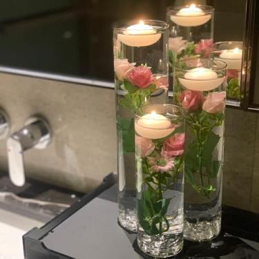 Imagem de Mizerek Kit de enchimento de vaso de vidro de flor rosa vermelha artificial com velas flutuantes e cubos de gelo falsos para mesa de centro de mesa, casamento ou festa na piscina, cozinha, casa, bar