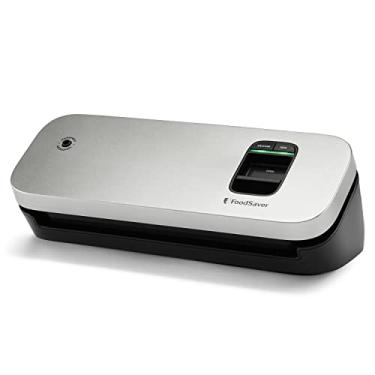 Imagem de FoodSaver 31161366 Selador a vácuo de alimentos que economizam espaço, máquina de selagem a vácuo compacta, para uso com sacos de vedação a vácuo FoodSaver, sacos e rolos Sous Vide, 14,5 x 31 x 10,9 cm, prata